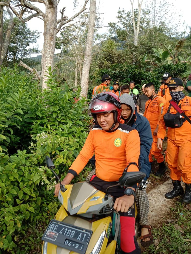 Gadis 16 tahun ditemukan selamat setelah tersesat saat mendaki Gunung Tanggamus, Kamis (1/7/2021) | Foto: Basarnas Lampung