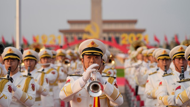 Sebuah band militer berlatih untuk upacara untuk menandai peringatan 100 tahun berdirinya Partai Komunis China di Lapangan Tiananmen di Beijing, China, Kamis (7/1). Foto: Ng Han Guan/AP Photo