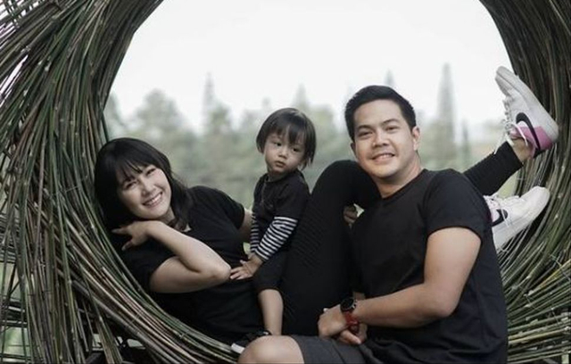 6 Potret Bahagia Keluarga Kecil Ardina Rasti yang Baru Dikaruniai Anak Kedua (124365)