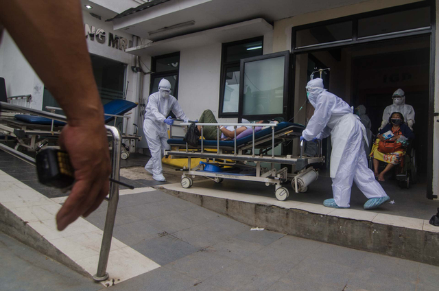 Petugas kesehatan membawa pasien menuju ruangan perawatan dari pelayanan Instalasi Gawat Darurat (IGD) Rumah Sakit Umum Daerah (RSUD) Bandung, Jawa Barat, Kamis (1/7/2021). Foto: Novrian Arbi/ANTARA FOTO