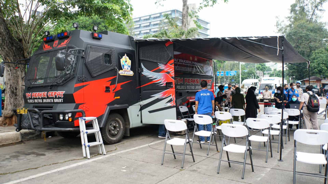 Kejar Target Vaksinasi COVID di Jakarta, Anies Luncurkan Mobil Vaksin Keliling (63320)