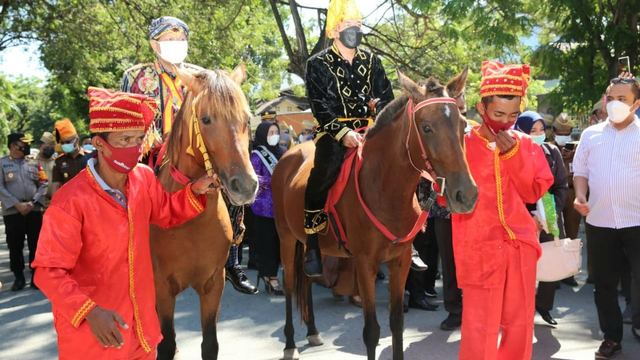 Pada 8 Juni 2021 Bupati Donggala Kasman Lassa (kiri) bertandang ke Kantor Wali Kota Palu. Ia diterima langsung Hadianto Rasyid. Kasman datang mengendarai kuda. Foto: Humas Pemkot Palu
