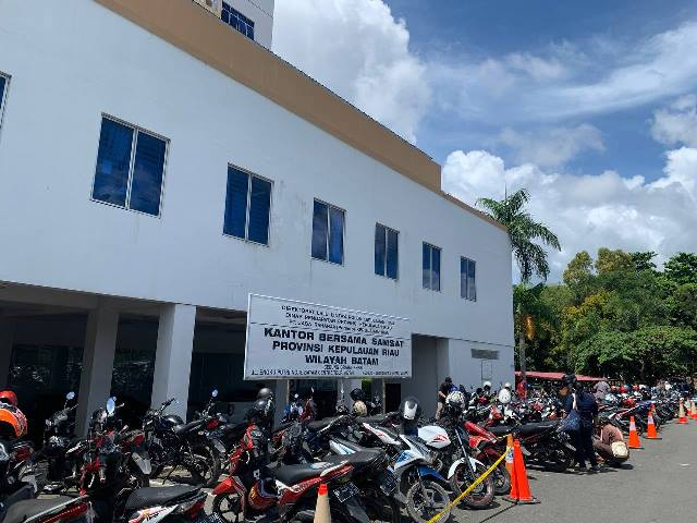 Deretan sepeda motor yang pajaknya diurus di Kantor Samsat Batam saat pemberlakuan pemutihan denda dan diskon pajak. (Foto: Edo/batamnews)