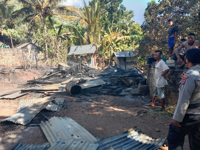Rumah milik Yohanes Nong Jodi di Dusun Habijanang, Desa Wairbleler, Kecamatan Waigete yang dibakar oleh saudaranya sendiri. Foto : Istimewa