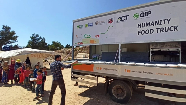 Humanity Food Truck mengaspal untuk pertama kalinya di Suriah. Dalam aksi perdananya, 500 porsi nasi mandhi berlauk ayam diberikan gratis untuk para pengungsi di Idlib.
