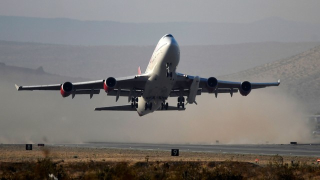 Boeing 747 yang dimodifikasi lepas landas dengan membawa roket LauncherOne Virgin Orbit, di Mojave, California, AS, 30 Juni 2021. Foto: Gene Blevins/REUTERS