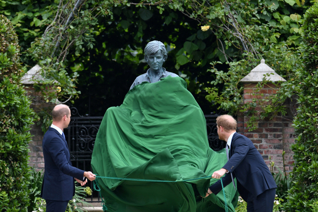 Patung Putri Diana Resmi Diperlihatkan ke Publik, Begini Detailnya (1)