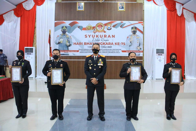 Wakapolda Maluku Utara memberikan secara simbolis penghargaan kepada anggota. Foto: Istimewa
