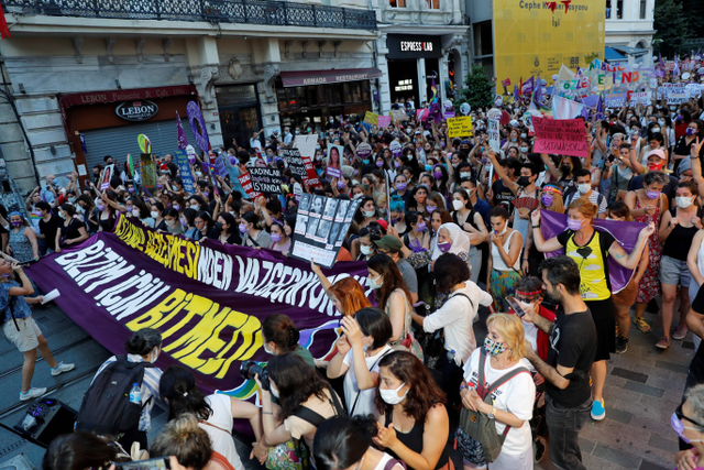 Ribuan Warga Demo Usai Turki Keluar dari Perjanjian Perlindungan Perempuan