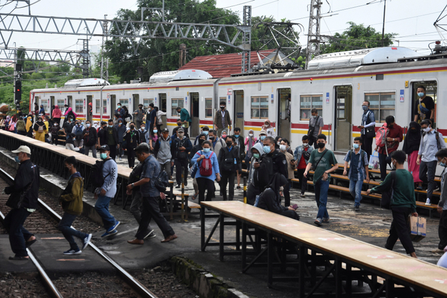 Penumpang turun dari gerbong KRL Commuter Line di Stasiun Manggarai, Jakarta, Kamis (1/7/2021). Foto: Indrianto Eko Suwarso/Antara Foto