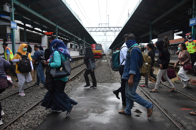 Aktivitas penumpang KRL Commuter Line di Stasiun Manggarai, Jakarta, Kamis (1/7/2021). Foto: Indrianto Eko Suwarso/Antara Foto