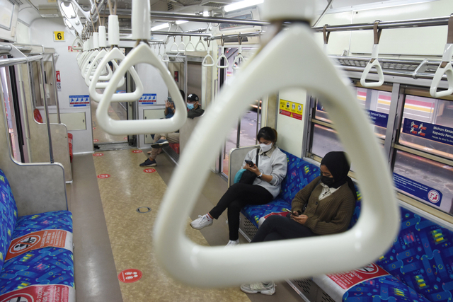 Penumpang menaiki KRL Commuter Line di Stasiun Manggarai, Jakarta, Kamis (1/7/2021). Foto: Indrianto Eko Suwarso/Antara Foto