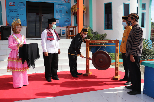 Kepala Stasiun KIPM Luwuk Banggai, Darwis, memberikan Souvenir kepada Pengguna Jasa disela-sela Pelaksanaan Pekan Pelayanan Publik Thaun 2021