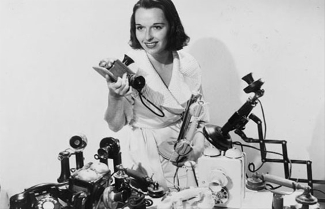 Seorang wanita memegang alat hasil dari penemu telepon. Foto: Library of Congress