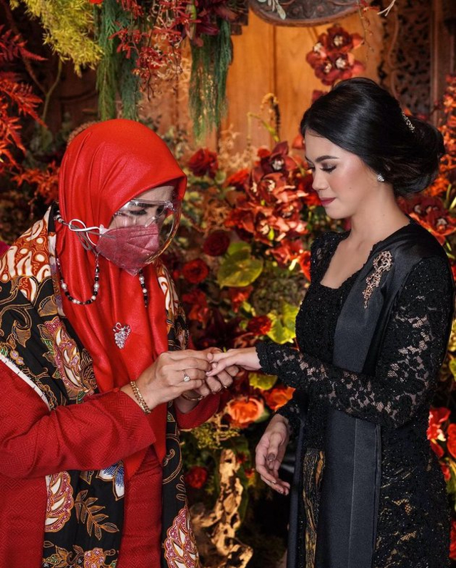 7 Momen Manis Acara Lamaran Ifan Govinda dan Kekasih, Usung Tema Adat Jawa (60067)