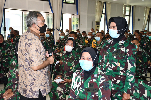 Dr Aqua Dwipayana (kiri) saat Sharing Komunikasi dan Motivasi kepada sekitar 1.290 anggota TNI AD, di Sekolah Calon Perwira (Secapa) AD, pada Rabu pagi, 30 Juni 2021. Foto: dok