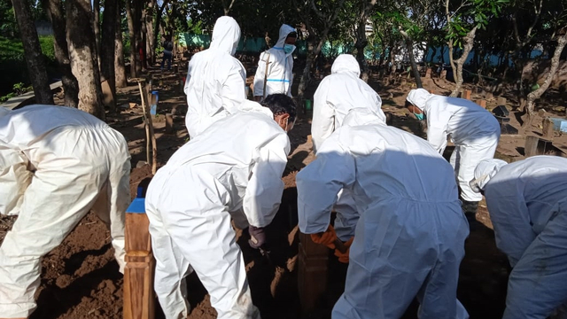 Relawan di Pati memakamkan jenazah COVID-19. Foto: Kumparan