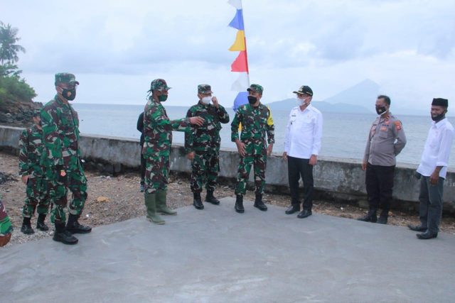 Tim Wasev Mabes TNI AD bersama Wali Kota Ternate saat mengunjungi Pulau Moti. Foto: Istimewa