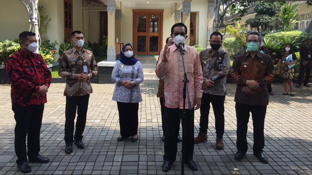 Gubernur DIY Sri Sultan Hamengku Buwono X bersama bupati dan wali kota di DI Yogyakarta, Jumat (2/7). Foto: Arfiansyah Panji Purnandaru/kumparan
