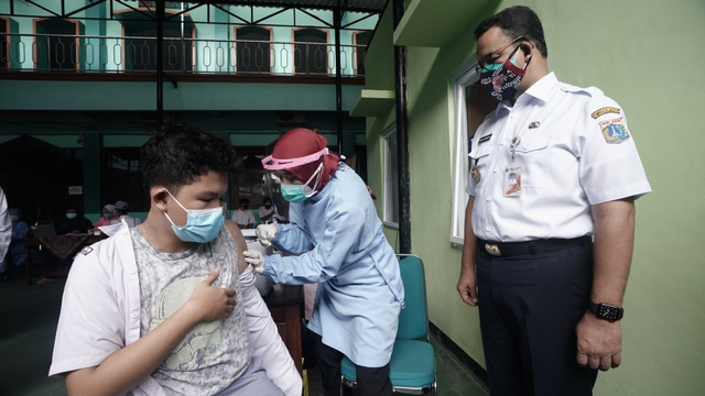 Gubernur Provinsi DKI Jakarta, Anies Baswedan meninjau vaksinasi di MAN 7 Jakarta, Jumat (2/7). Foto: PPID DKI Jakarta