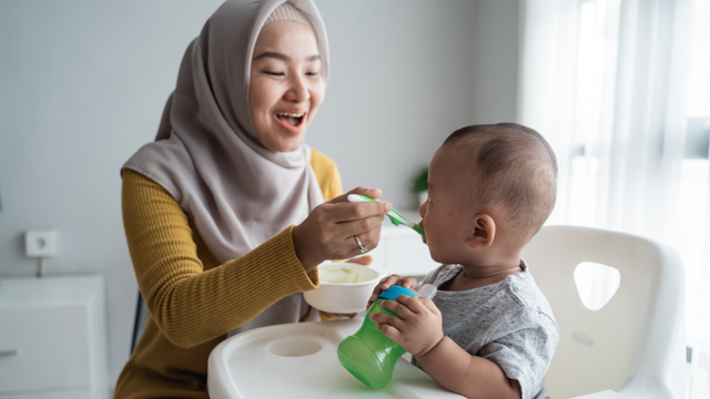 Ilustrasi ibu memberikan makan anak. Foto: Shutterstock