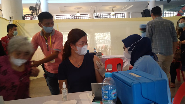 Warga Karimun sedang disuntuk vaksin COVID-19. Foto: Khairul S/kepripedia.com