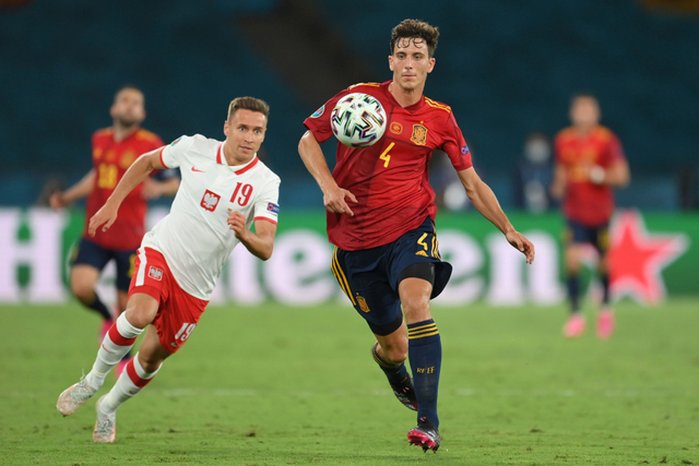 Pemain Timnas Spanyol, Pau Torres (kanan).  Foto: David Ramos/Pool/REUTERS