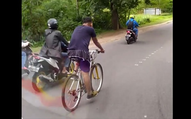 Pesepeda nekat di Batam.