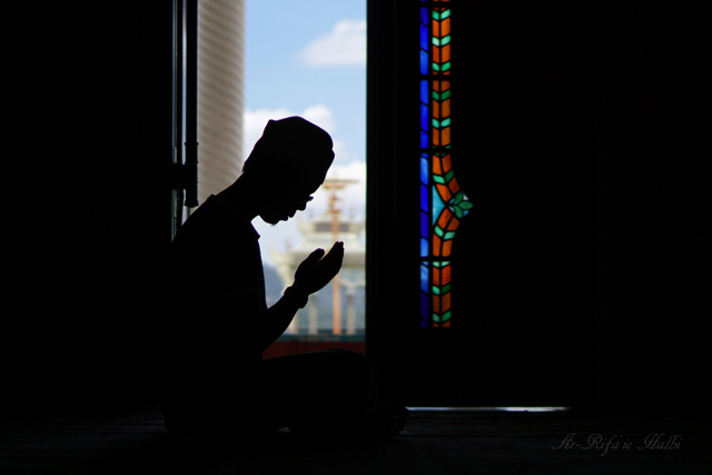 Ilustrasi seorang Muslim yang tengah berdoa. Sumber: Flickr.com