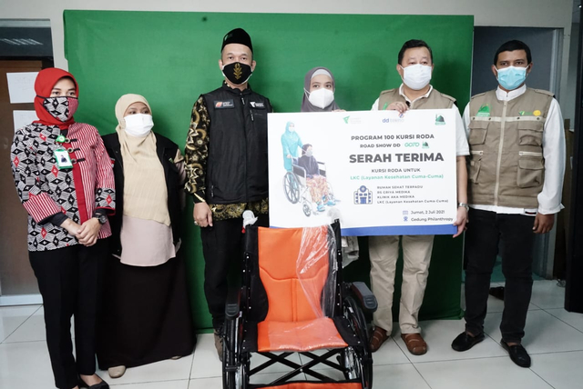Serah terima donasi dari DD Tekno kepada perwakilan RST dan LKC untuk di distribusikan ke Seluruh Indonesia melalui unit-unit RST maupun LKC dan bagian dari kolaborAksi Bangun Negeri. (Jumat, 02/07/2021). Sumber Dompet Dhuafa