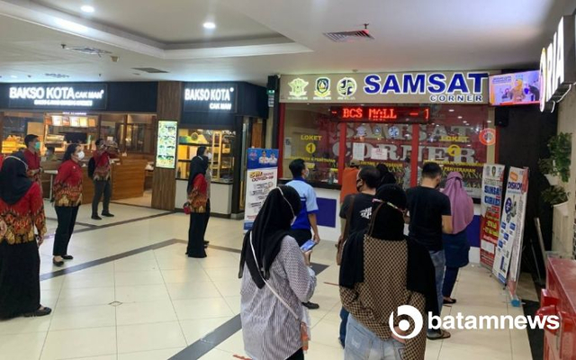 Antrean warga di Samsat Corner BCS Mall memanfaatkan relaksasi denda pajak kendaraan. (Foto: Edo/batamnews)