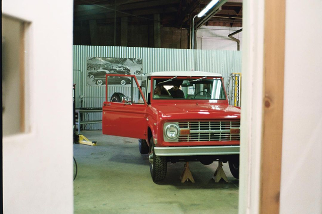 Doyan Ngoprek, Aktris Hollywood Ini Restorasi Ford Bronco Miliknya (35926)
