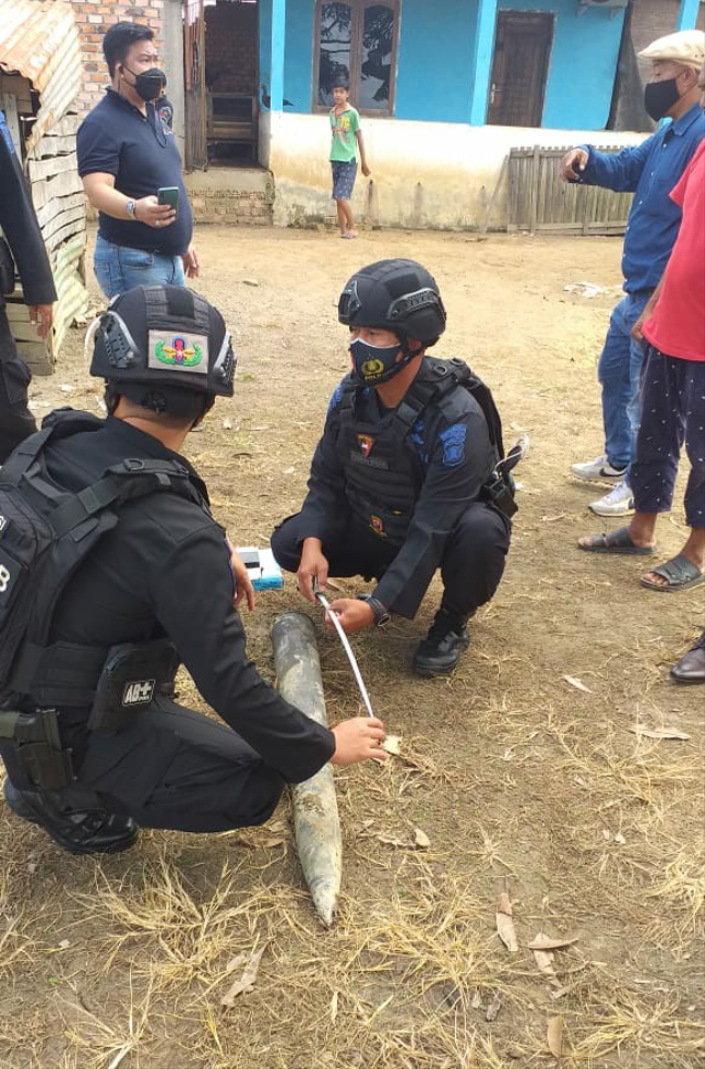 Petugas kepolisian saat mengamankan mortir yang ditemukan di Sungai Musi Palembang. (foto: istimewa)