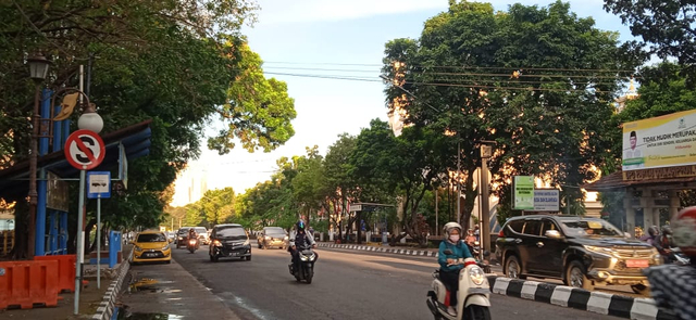 Ruas Jalan POM IX Palembang yang menjadi salah satu titik pemberlakukan aturan ganjil genap kendaraan. (foto: Abdul Toriq/Urban Id)
