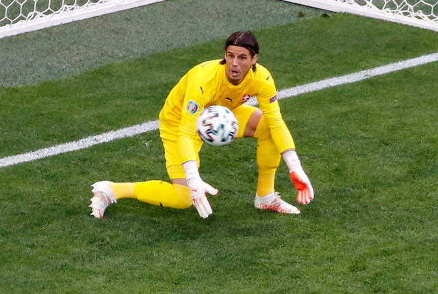 Kiper Swiss Yann Sommer saat Denis Zakaria mencetak gol bunuh diri saat melawan Spanyol pada perempat final Euro 2020 di Stadion Saint Petersburg, Rusia. Foto: Anton Vaganov/Reuters