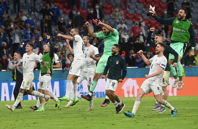 Pemain Italia merayakan kemenangan mereka usai melawan Belgia pada Perempat Final Euro 2020 di Football Arena Munich, Jerman. Foto: Christof Stache/Reuters