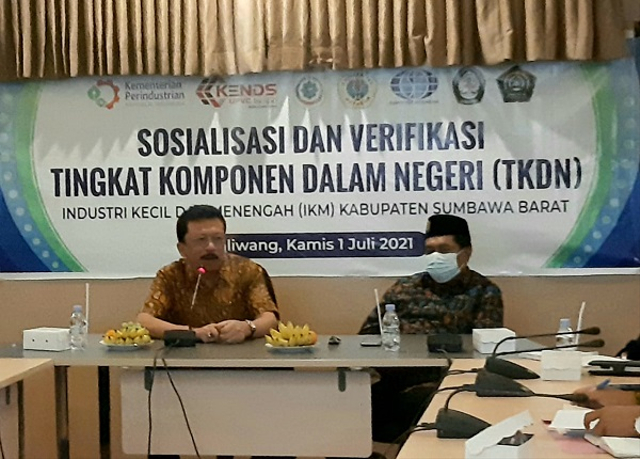Direktur PT Terryham Proplas Indonesia (PT TPI), Syamsunar, SH, dan Wakil Rektor I UNISSULA Dr. H. Umar Ma’ruf, SH., Sp.N., M.Hum