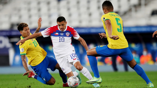 Alexis Sanchez melewati para pemain timnas Brasil di ajang Copa America 2021. Foto: Ricardo Moraes/REUTERS