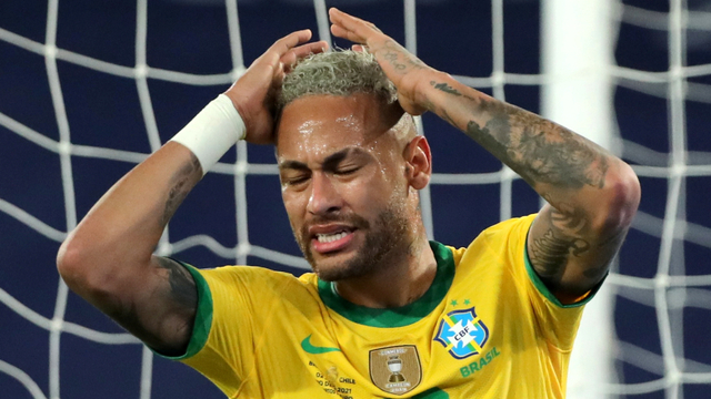 Ekspresi pemain Brasil, Neymar pada laga Brasil vs Chile di ajang Copa America 2021. Foto: Ricardo Moraes/REUTERS