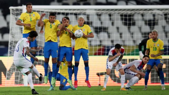Erick Pulgar mengambil tendangan bebas dalam laga Brasil vs Chile di Copa America 2021 Foto: Ricardo Moraes/REUTERS