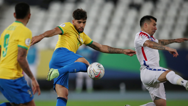 Tendangan Lucas Paqueta yang berbuah gol pada laga Brasil vs Chile di Copa America 2021 Foto: Ricardo Moraes/REUTERS