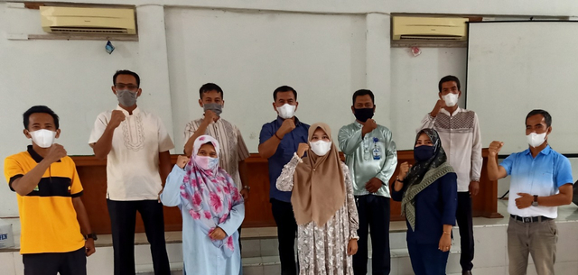 Tim Tebo PINTAR berfoto bersama Kepala Dinas Pendidikan dan Kebudayaan Kabupaten Tebo, Sindi, SH., MH, di aula Dinas Pendidikan, Jum'at, (2/7).