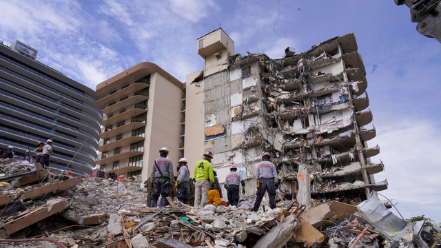 Proses pencarian korban gedung runtuh di Miami, AS. Foto: Reuters via Miami Dade Fire Departement