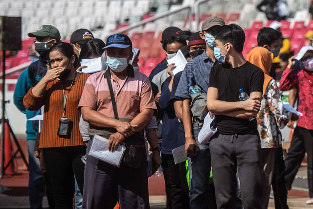 Sejumlah warga antre mengikuti vaksinasi COVID-19 massal di Stadion Utama Gelora Bung Karno, Senayan, Jakarta, Sabtu (3/7/2021).  Foto: Aprillio Akbar/ANTARA FOTO