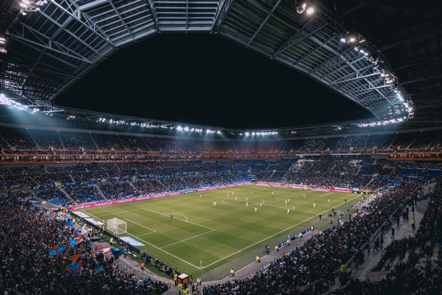 Suasana saat pertandingan sepak bola berlangsung. Foto: Thomas Serer/UNSPLASH