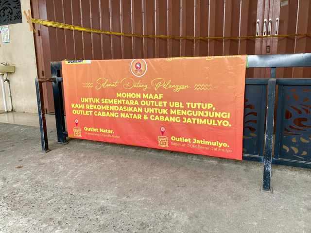 Banner di salah satu cabang Bakso Son Hajisony di Bandar Lampung, Sabtu (3/7/2021) | Foto: Roza Hariqo/Lampung Geh