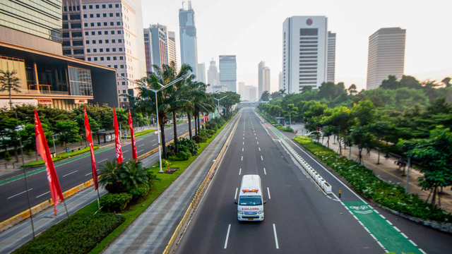 Sebuah mobil ambulans melintas saat berlangsungnya Pemberlakuan Pembatasan Kegiatan Masyarakat (PPKM) Darurat di kawasan Jenderal Sudirman, Jakarta, Sabtu (3/7/2021). Foto: ANTARA FOTO/M Risyal Hidayat
