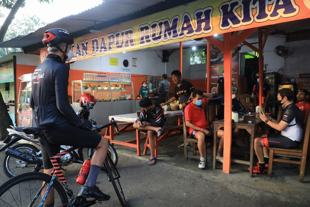 Gubernur Jateng Ganjar Pranowo bubarkan warung makan yang masih buka dan layani makan di tempat di Semarang saat PPKM Darurat. Foto: Dok. Istimewa