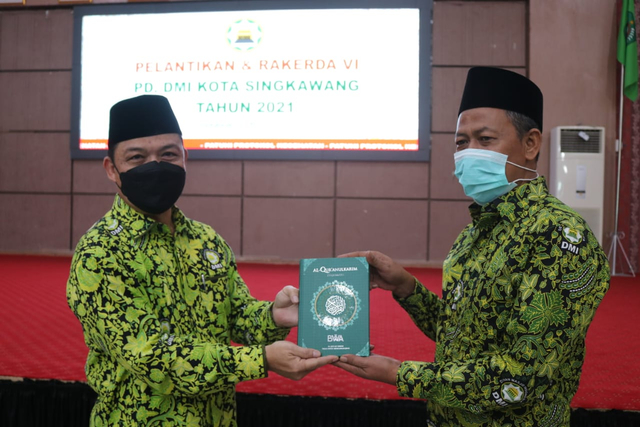 Penyerahan Al-Quran dalam Pelantikan dan Rakerda DMI Kota Pontianak. Foto: Dok. Hi!Pontianak