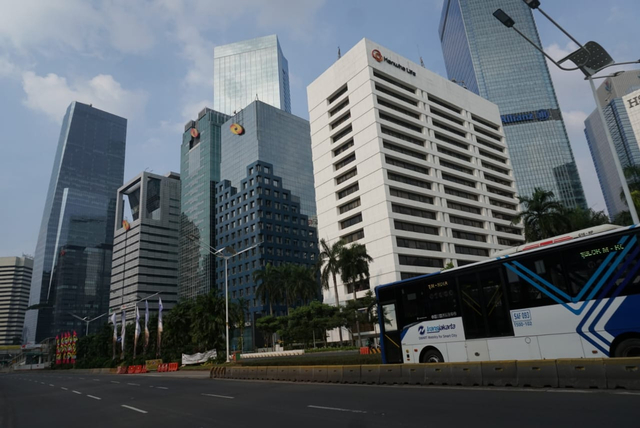 Gedung perkantoran di Jalan Sudirman Jakarta saat penerapan PPKM Darurat. Foto: Jamal Ramadhan/kumparan